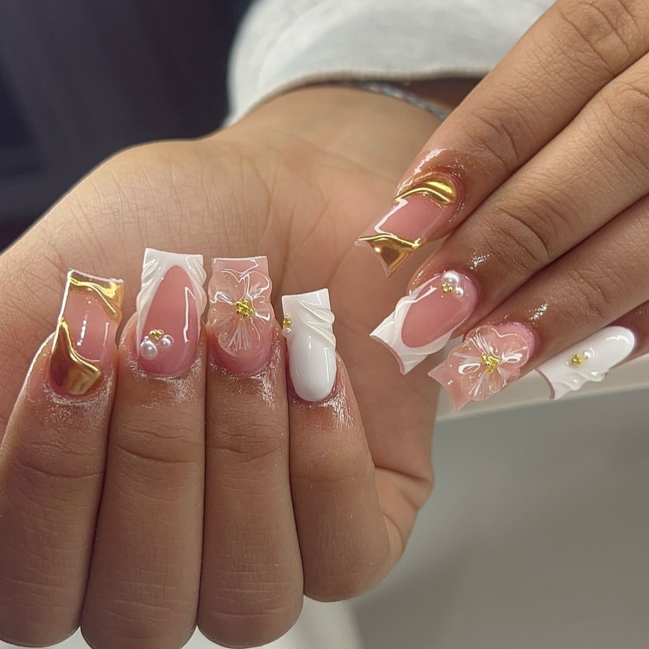 Pressed Flower Art - 24 ชิ้นหวานขนาดกลางสแควร์เล็บปลอมกับกาวสีชมพูดอกไม้เล็บปลอมเต็มรูปแบบอะคริลิคฝรั่งเศสกดบนเล็บสําหรับหญิง